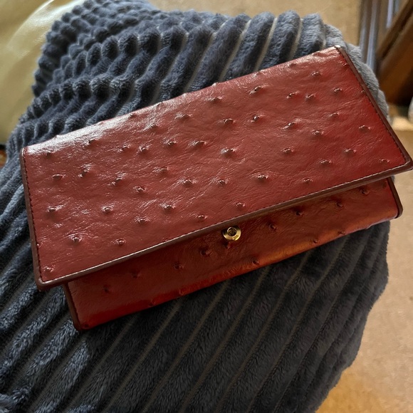 M Q Oxblood Red Textured Expandable Wallet, Checkbook Holder - Picture 4 of 9